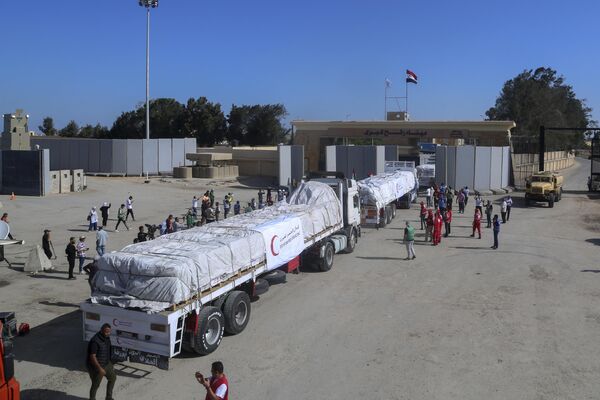 गाजा पट्टी के लिए मानवीय सहायता ले जाने वाले मिस्र के रेड क्रिसेंट के ट्रक शनिवार, 21 अक्टूबर 2023 को राफा, मिस्र में राफा सीमा द्वार को पार कर रहे हैं। (AP Photo/Mohammed Asad) - Sputnik भारत