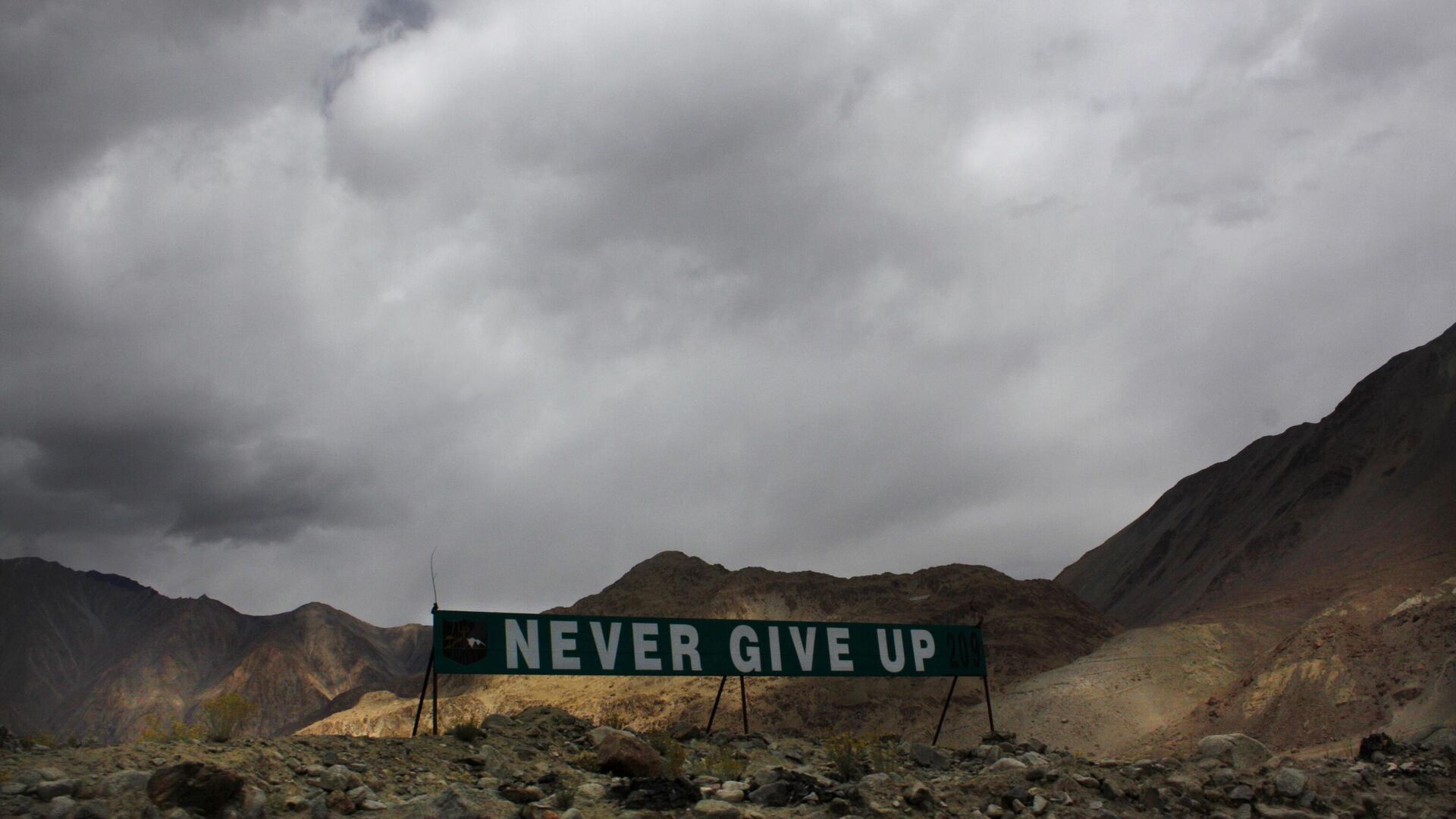A banner erected by the Indian army stands near Pangong Tso lake near the India-China border in India's Ladakh area, Sept. 14, 2017. - Sputnik भारत, 1920, 21.10.2023