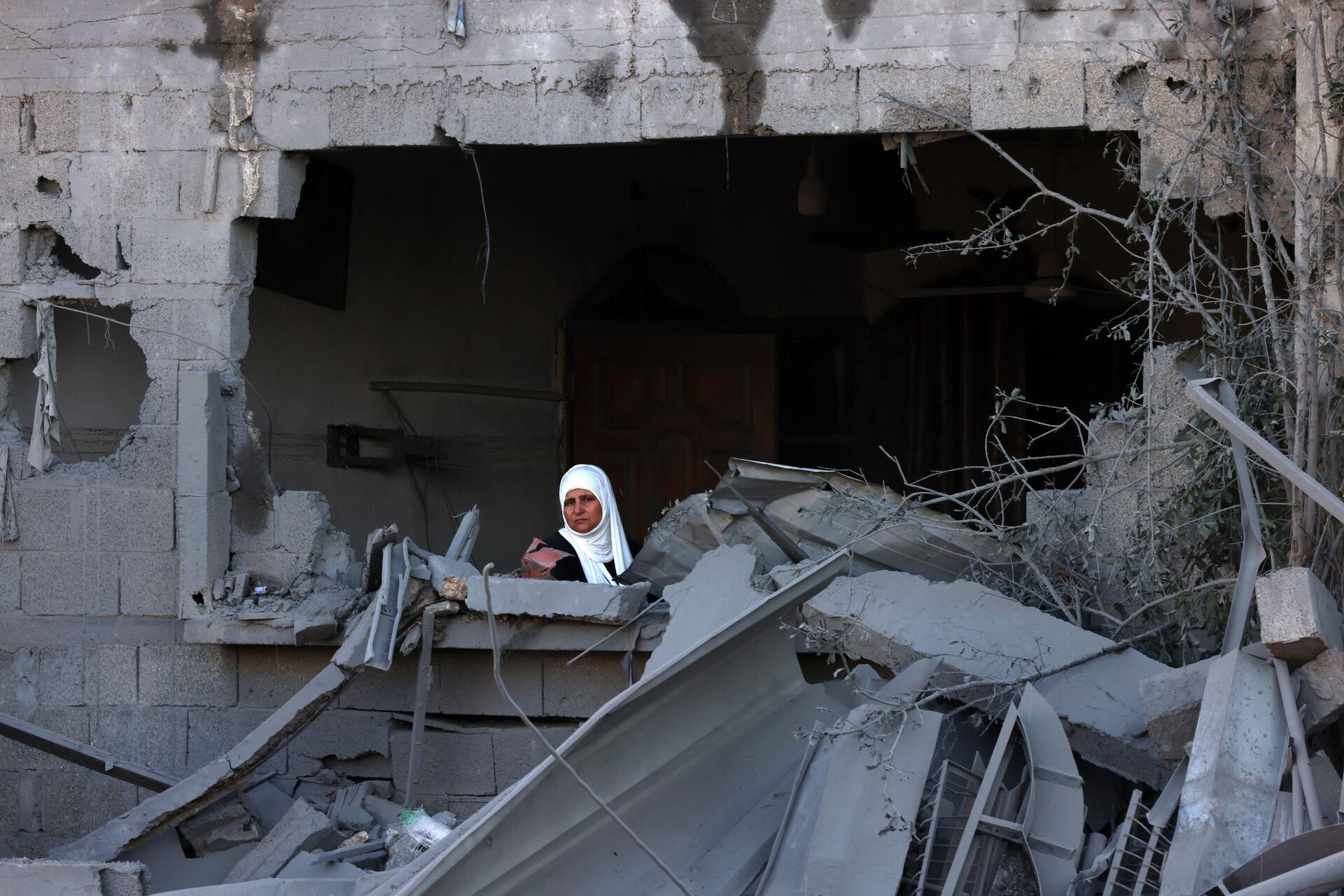A woman sits amid the rubble of a building destroyed in an Israeli bombardment in Rafah in the southern Gaza Strip on October 21, 2023.  - Sputnik India, 1920, 03.11.2023