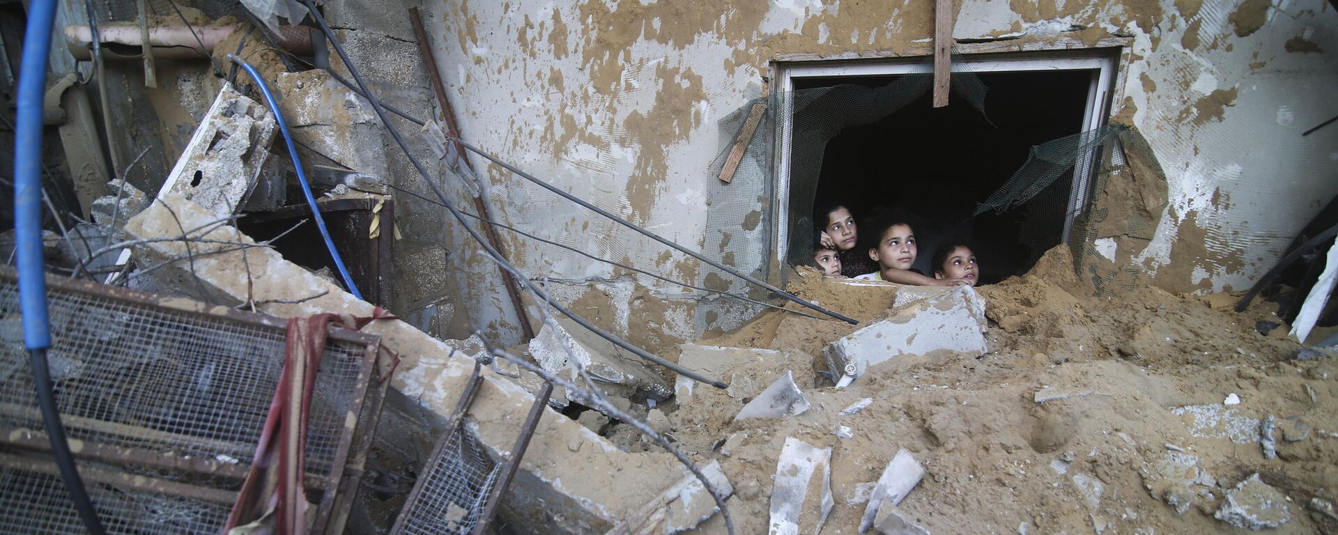 Palestinian children look at the building of the Zanon family, destroyed in Israeli airstrikes in Rafah, Gaza Strip - Sputnik India, 1920, 01.11.2023