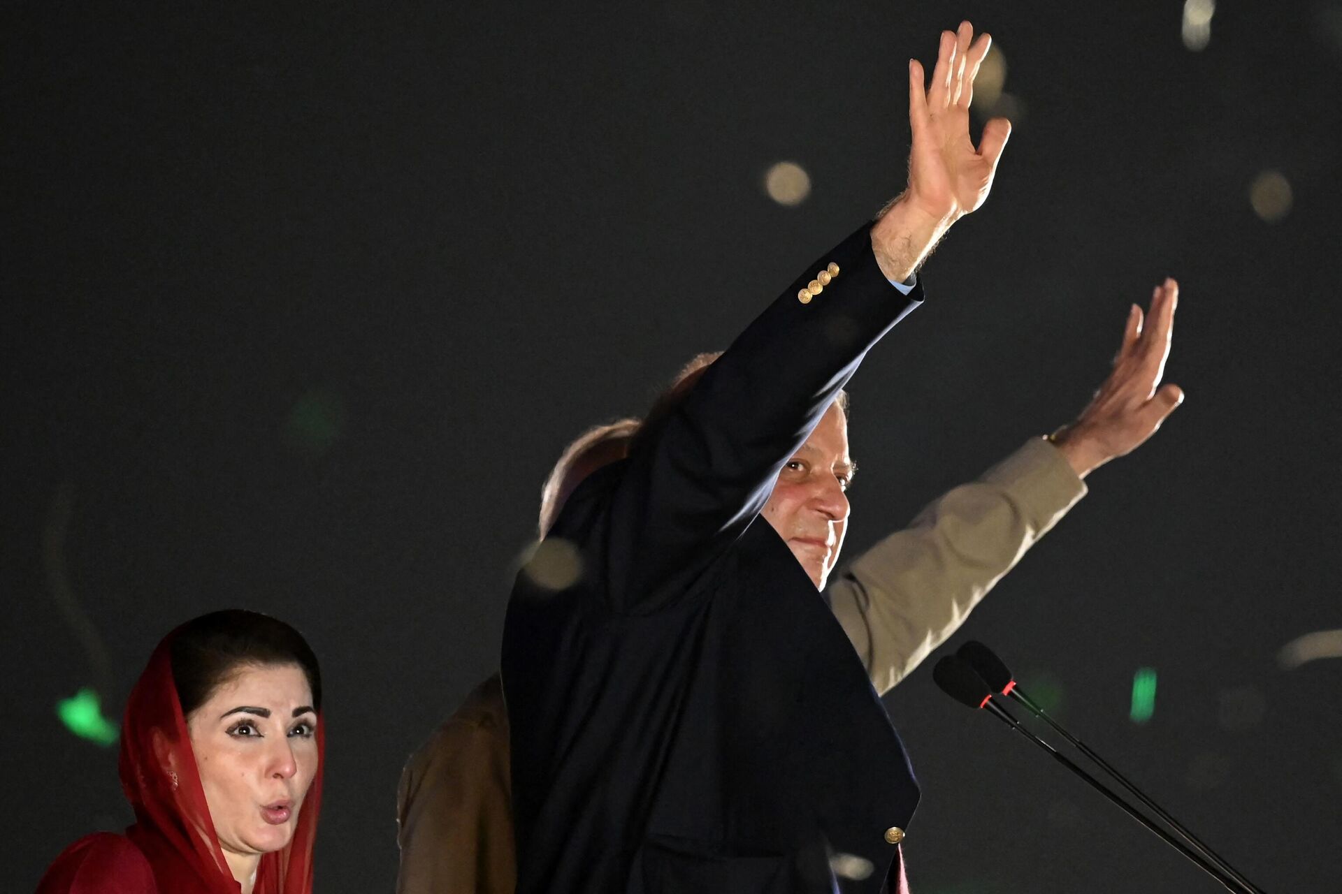 Pakistan's former Prime Minister Nawaz Sharif (R) waves to his supporters gathered at a park as his daughter Maryam Nawaz (L) reacts during an event held to welcome the former in Lahore on October 21, 2023. - Sputnik India, 1920, 25.10.2023