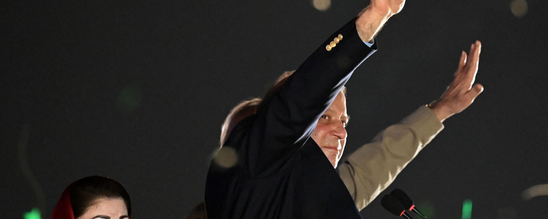Pakistan's former Prime Minister Nawaz Sharif (R) waves to his supporters gathered at a park as his daughter Maryam Nawaz (L) reacts during an event held to welcome the former in Lahore on October 21, 2023. - Sputnik भारत, 1920, 24.10.2023