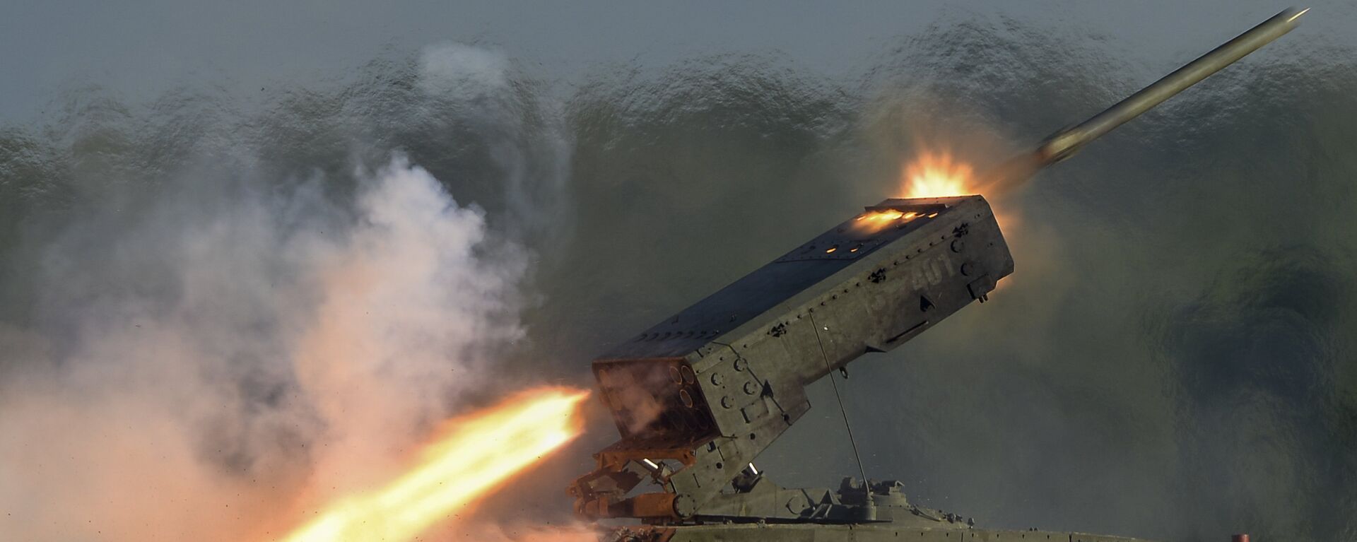 The TOS-1A heavy flamethrower system, firing a demonstration salvo at the ARMY-2015 Expo outside Moscow. - Sputnik India, 1920, 24.01.2024