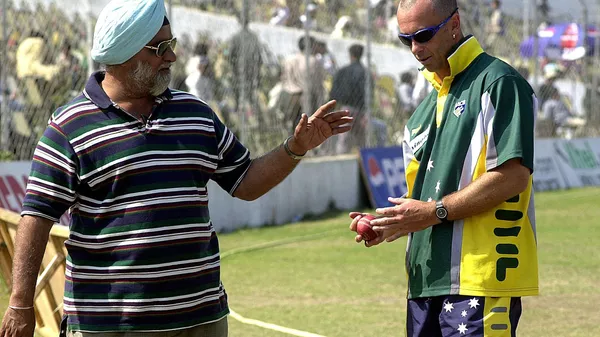 Former Indian Cricket skipper Bishan Singh Bedi (L) gives bowling training to Australian player Colin  Miller (R) during their three-day match against Board President's XI at New Delhi's Ferozshah Kotla ground 08 March 2001. - Sputnik भारत