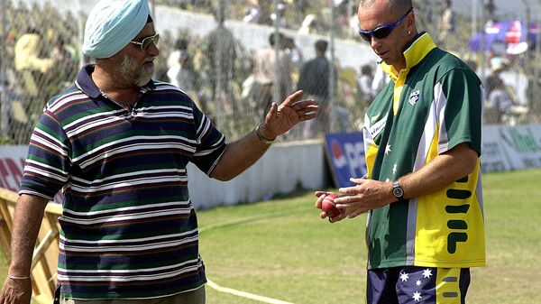 Former Indian Cricket skipper Bishan Singh Bedi (L) gives bowling training to Australian player Colin  Miller (R) during their three-day match against Board President's XI at New Delhi's Ferozshah Kotla ground 08 March 2001. - Sputnik India