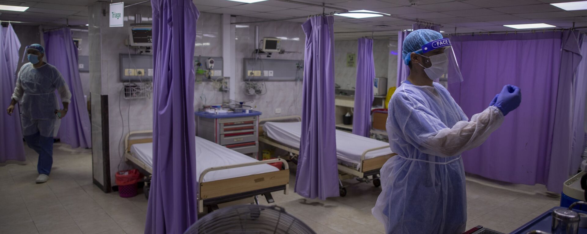 Palestinian doctors wear protective clothes as they work at the emergency room of the al-Quds Hospital in Gaza City, Monday, Sept. 7, 2020. Dozens of front-line health care workers have been infected, dealing a new blow to overburdened hospitals.  - Sputnik भारत, 1920, 23.10.2023