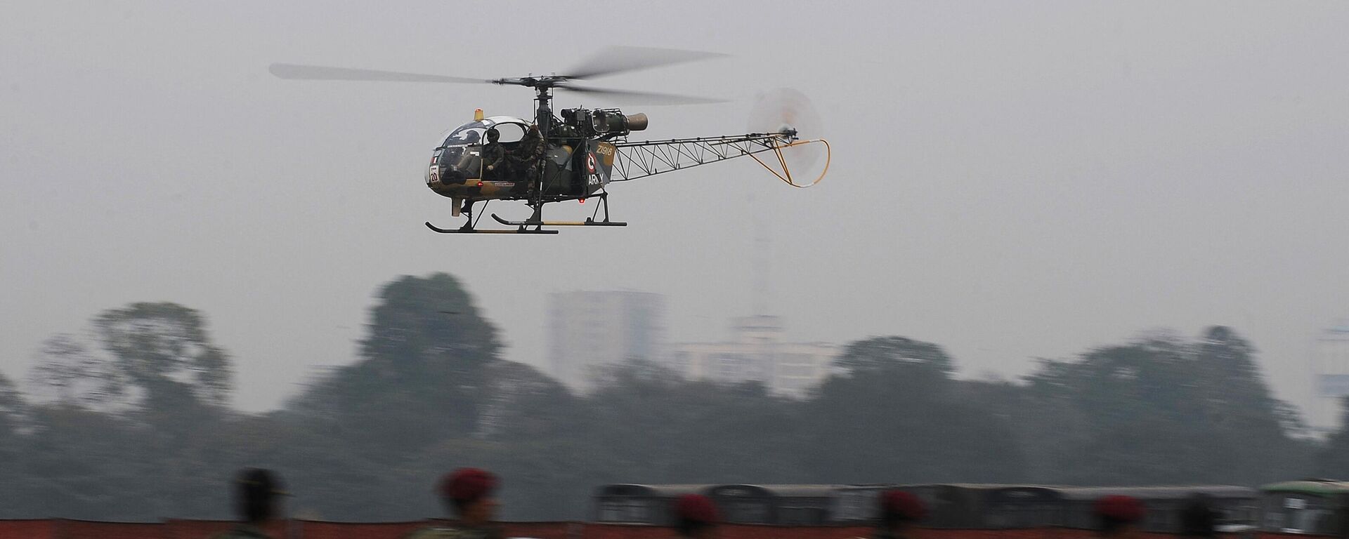 An Indian Army HAL Cheetah helicopter flies past as soldiers perform drills during an Army weaponry exhibition in Kolkata on February 2, 2013.  - Sputnik भारत, 1920, 23.10.2023