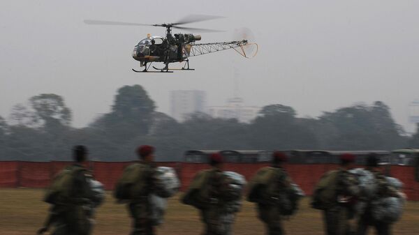 An Indian Army HAL Cheetah helicopter flies past as soldiers perform drills during an Army weaponry exhibition in Kolkata on February 2, 2013.  - Sputnik भारत