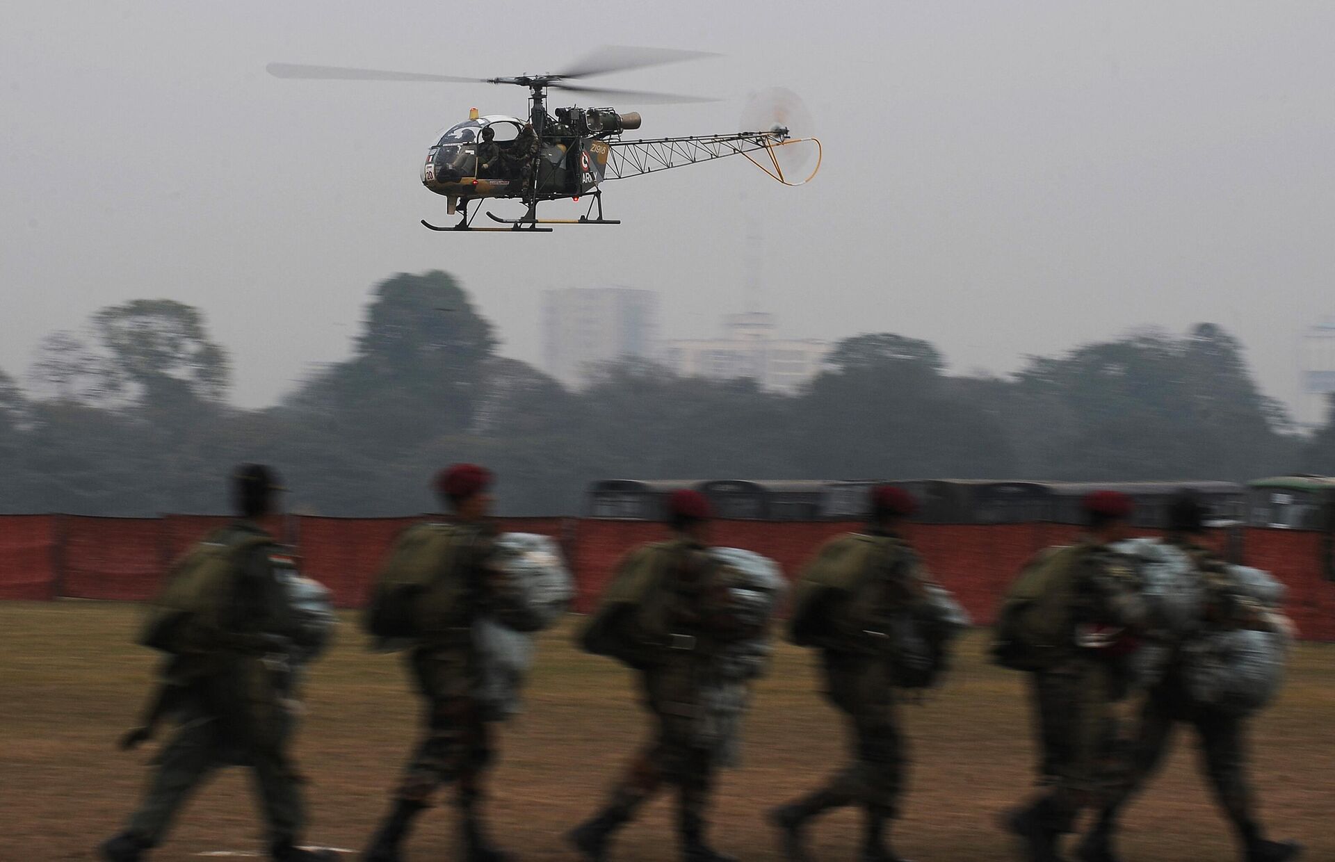 An Indian Army HAL Cheetah helicopter flies past as soldiers perform drills during an Army weaponry exhibition in Kolkata on February 2, 2013.  - Sputnik India, 1920, 27.10.2023