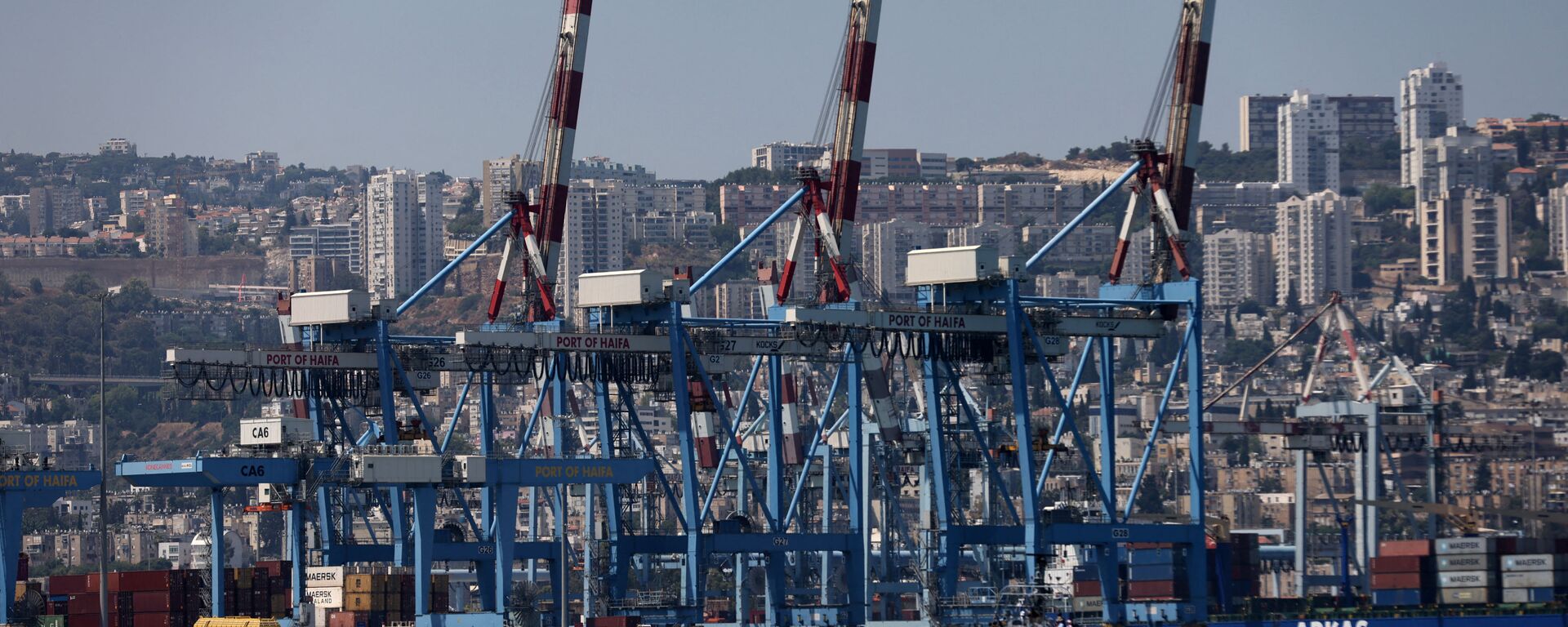 An Israeli military boat makes its way past cranes along the docks of the port of the northern city of Haifa, on June 24, 2021 - Sputnik India, 1920, 23.10.2023
