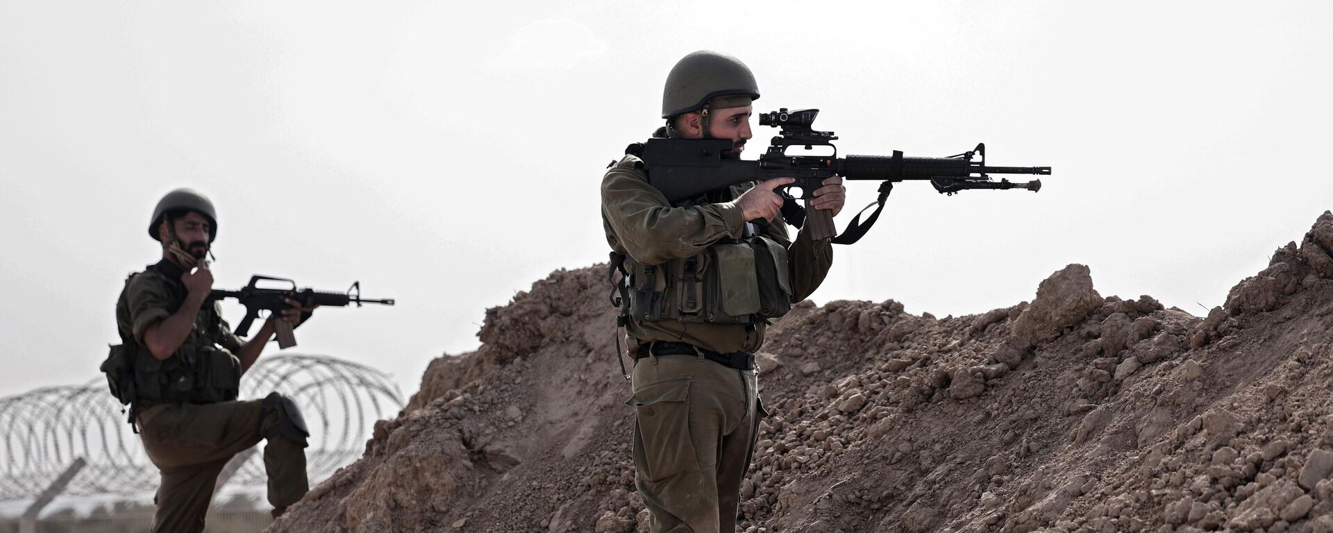 Israeli soldiers take a defensive position in Kibbutz Beeri along the border with the Gaza Strip, in the aftermath of a Palestinian militant attack on October 7. File photo - Sputnik भारत, 1920, 24.10.2023