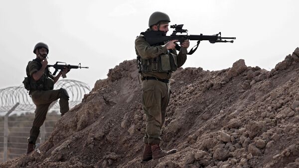 Israeli soldiers take a defensive position in Kibbutz Beeri along the border with the Gaza Strip, in the aftermath of a Palestinian militant attack on October 7. File photo - Sputnik भारत