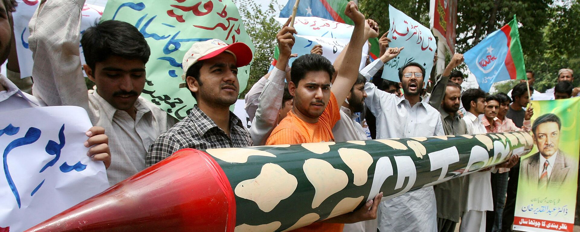 Pakistani activists of Islami Jamiat Tulba carry a poster of Pakistan's nuclear pioneer Abdul Qadeer Khan and a model of Ghauri ballistic missile during a rally in Lahore, 28 May 2007, to mark the Pakistan’s nuclear test anniversary which was conducted in 1998. - Sputnik भारत, 1920, 24.10.2023