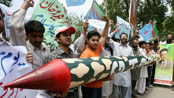 Pakistani activists of Islami Jamiat Tulba carry a poster of Pakistan's nuclear pioneer Abdul Qadeer Khan and a model of Ghauri ballistic missile during a rally in Lahore, 28 May 2007, to mark the Pakistan’s nuclear test anniversary which was conducted in 1998. - Sputnik India