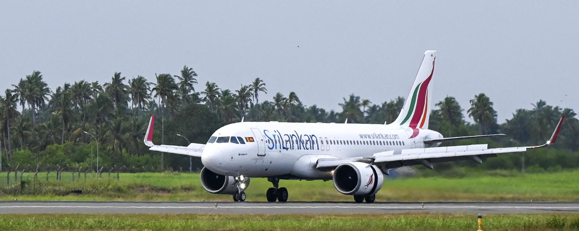 In this picture taken on September 26, 2022, a SriLankan Airlines aircraft lands on the runway of the Colombo International Airport in Katunayake. Dozens of state-owned Sri Lankan companies employing tens of thousands of people could be downsized or closed as part of an IMF bailout of the bankrupt country, with the country's airline top of the list for reform.  - Sputnik India, 1920, 24.10.2023