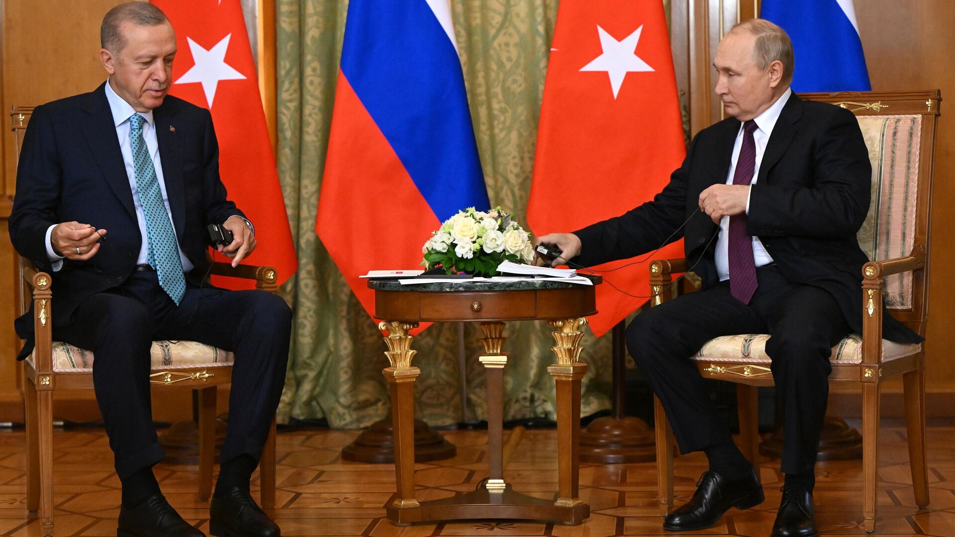 Turkish President Recep Tayyip Erdogan and Russian President Vladimir Putin in Sochi. - Sputnik भारत, 1920, 24.10.2023