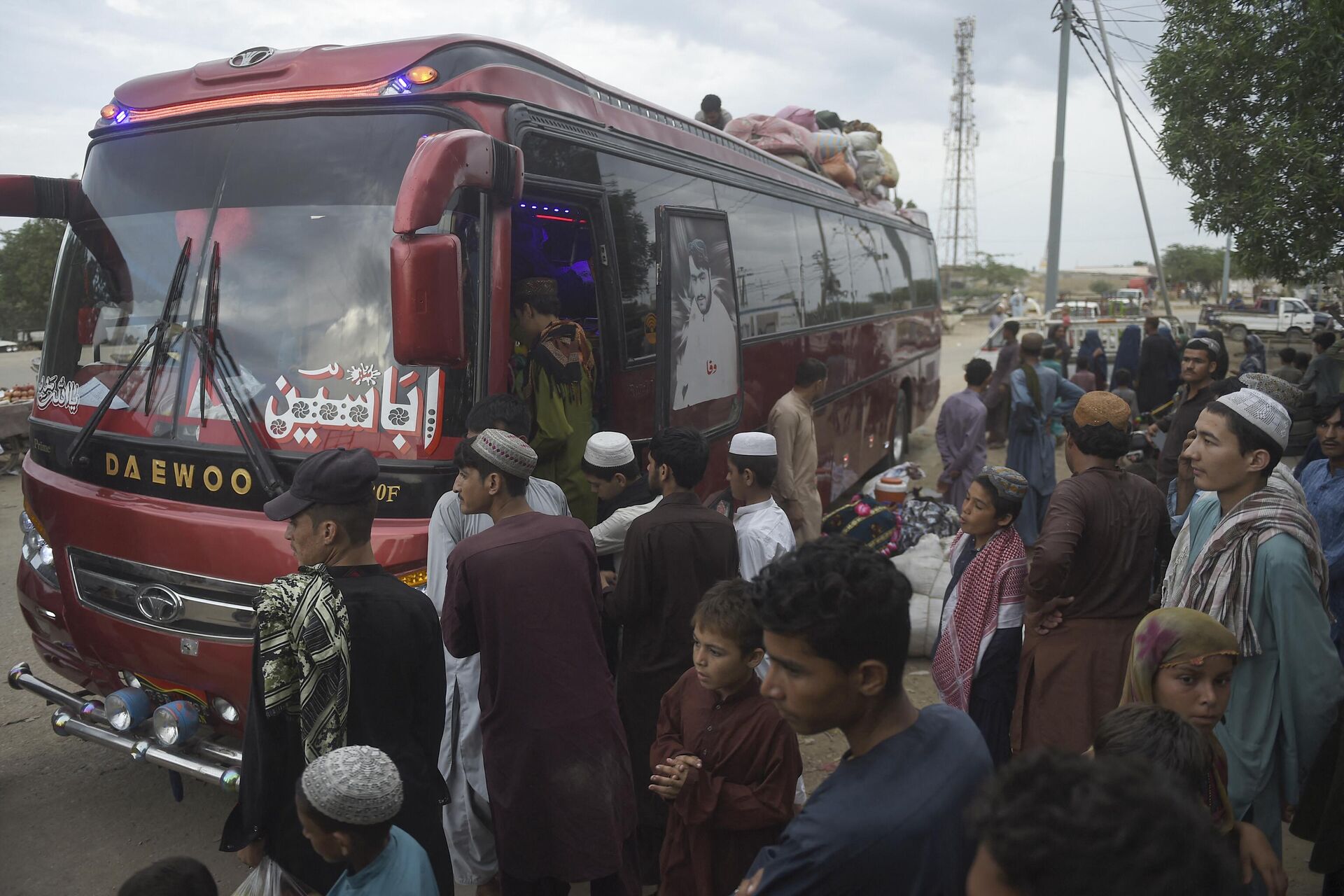 In this photo taken on September 21, 2023, Afghans board a bus heading from Karachi to Afghanistan. Afghans have poured into Pakistan in their millions during decades of successive wars, many living in aid camps with restricted access to education, healthcare and employment. - Sputnik India, 1920, 31.10.2023