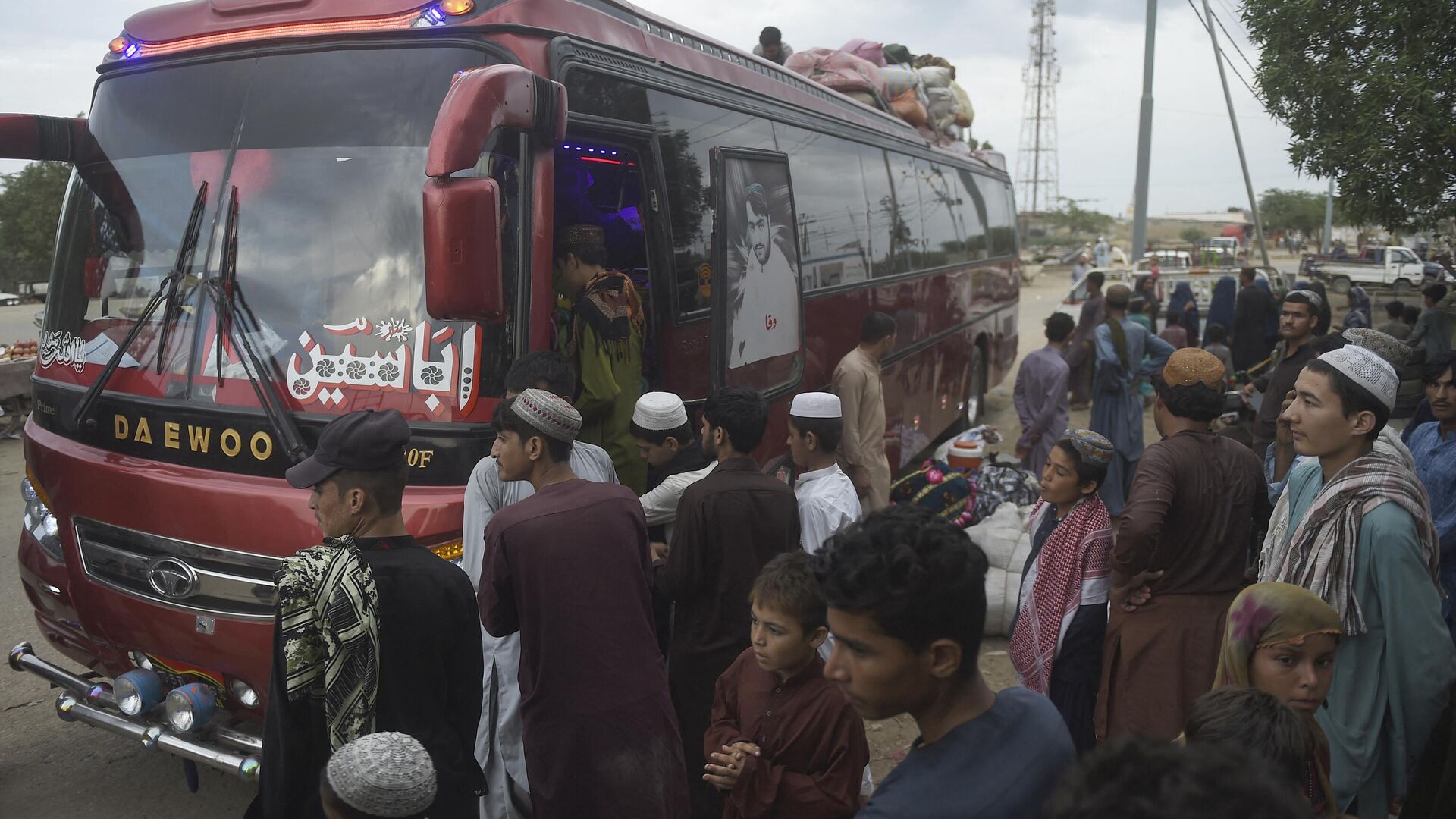 In this photo taken on September 21, 2023, Afghans board a bus heading from Karachi to Afghanistan. Afghans have poured into Pakistan in their millions during decades of successive wars, many living in aid camps with restricted access to education, healthcare and employment. - Sputnik भारत, 1920, 25.10.2023
