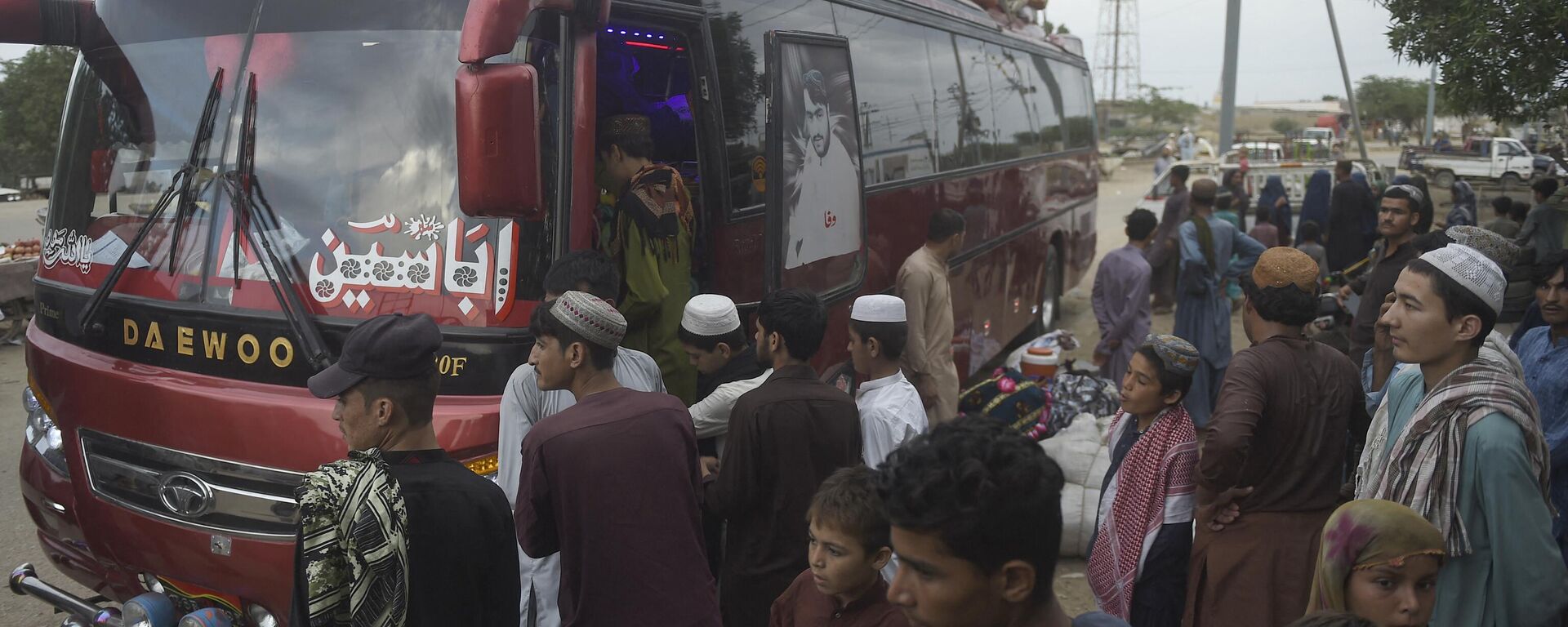 In this photo taken on September 21, 2023, Afghans board a bus heading from Karachi to Afghanistan. Afghans have poured into Pakistan in their millions during decades of successive wars, many living in aid camps with restricted access to education, healthcare and employment. - Sputnik India, 1920, 02.11.2023