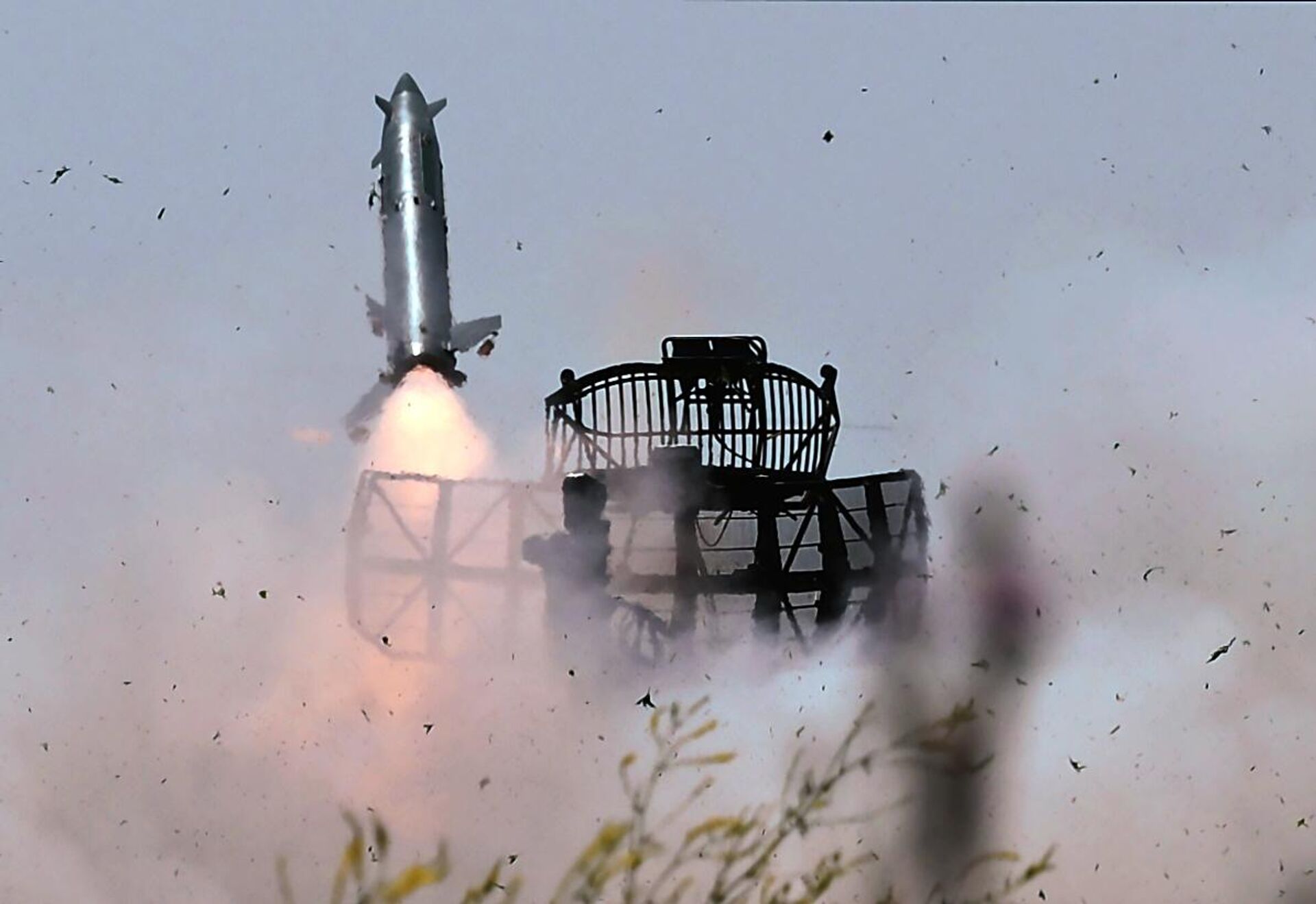 Russian servicemen of the 2nd Army Corps of the Southern Group of Forces fire a 9K33 Osa surface-to-air missile system at a position in the course of Russia's military operation in Ukraine, in Luhansk People's Republic, Russia. Russian servicemen of the 2nd Army Corps of the Southern Group of Forces fire a 9K33 Osa surface-to-air missile system at a position in the course of Russia's military operation in Ukraine, in Luhansk People's Republic, Russia. - Sputnik भारत, 1920, 13.05.2025