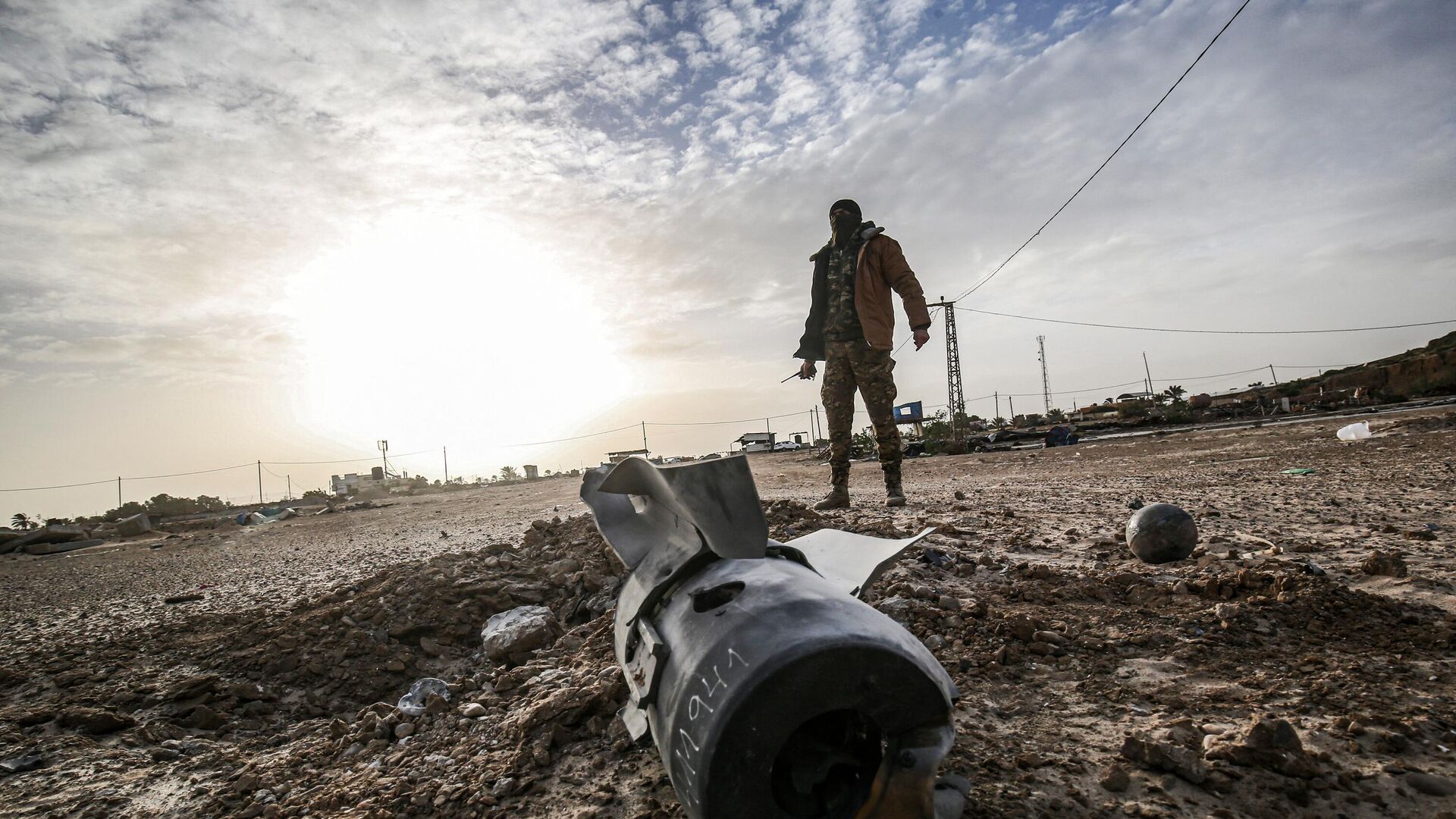 A Palestinian fighter from Ezz-Al Din Al-Qassam Brigades, the armed wing of the Hamas movement, checks debris at the site of an Israeli air strike in Khan Yunis in the southern Gaza Strip December 26, 2019 - Sputnik भारत, 1920, 26.10.2023