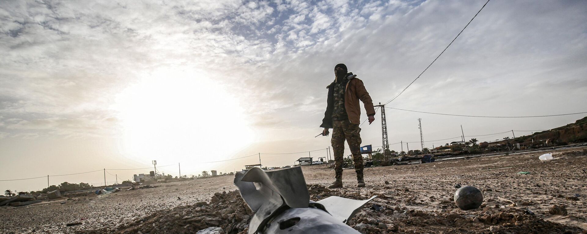 A Palestinian fighter from Ezz-Al Din Al-Qassam Brigades, the armed wing of the Hamas movement, checks debris at the site of an Israeli air strike in Khan Yunis in the southern Gaza Strip December 26, 2019 - Sputnik India, 1920, 27.10.2023