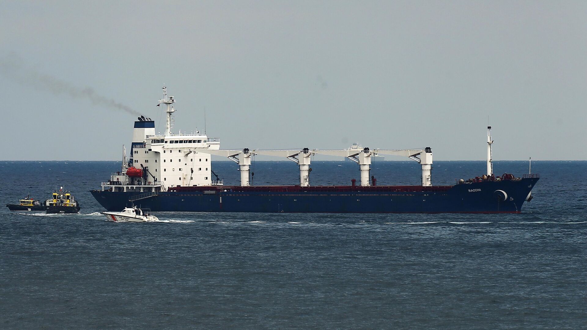 A boat with Russian, Ukrainian, Turkish and U.N. officials heads to the Sierra Leone-flagged cargo ship Razoni, to check if the grain shipment is in accordance with a crucial agreement signed last month by Moscow and Kiev, at an inspection area in the Black Sea off the coast of Istanbul, Turkiye, Wednesday, Aug. 3, 2022.  - Sputnik भारत, 1920, 26.10.2023