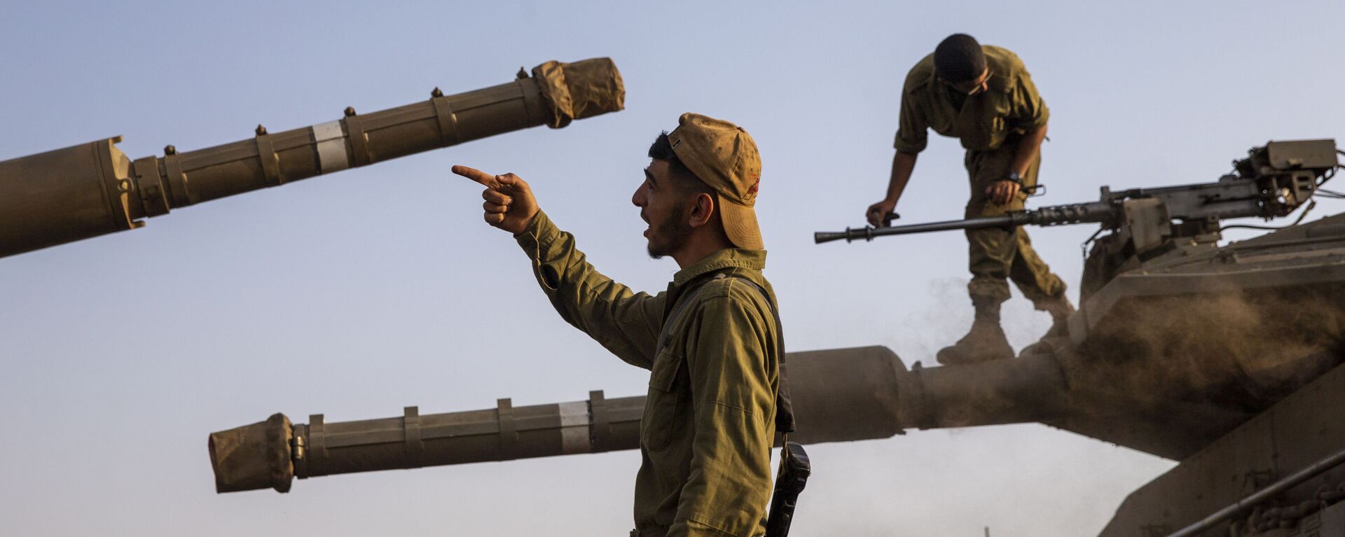 Israeli soldiers work on tanks in the Israeli controlled Golan Heights near the border with Syria, not far from Lebanon border, Tuesday, July 28, 2020.  - Sputnik भारत, 1920, 26.10.2023