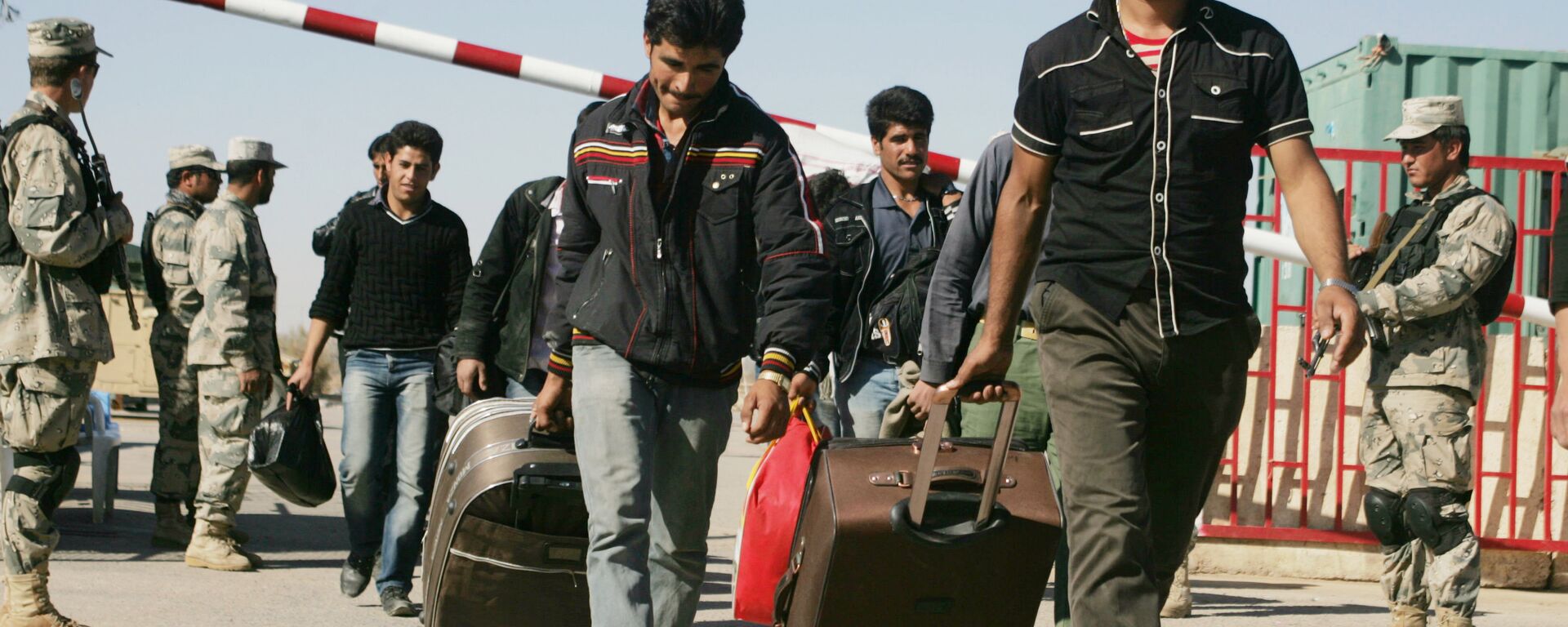 Afghan refugees enter Afghan territory after leaving Iran at the Islam Qala border crossing in Kohsan, Herat, west of Kabul, Afghanistan, Sunday, Nov.11, 2012 - Sputnik भारत, 1920, 17.11.2023