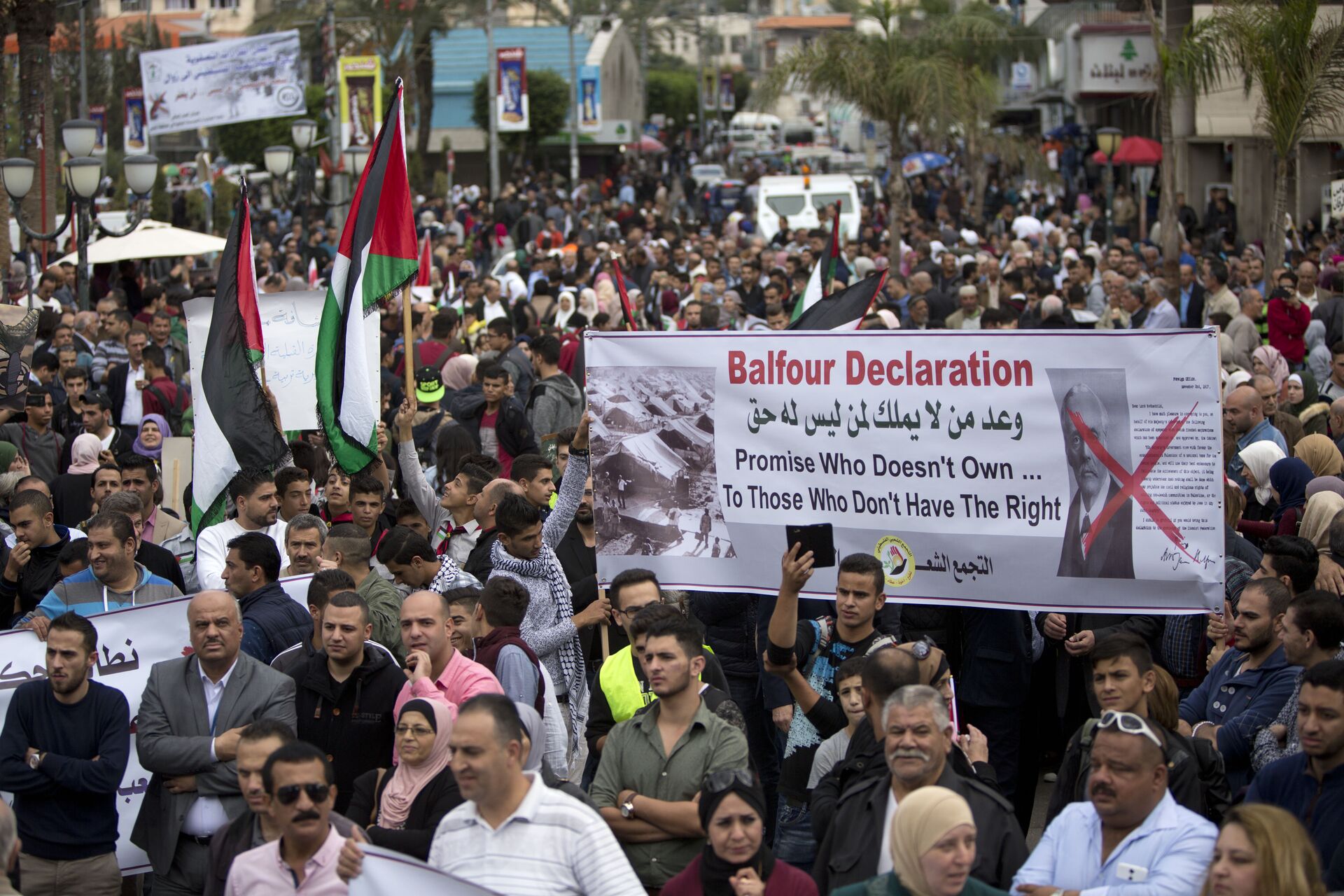 Palestinians take part in a demonstration on the 100 years anniversary of the Balfour Declaration, in Nablus, West Bank, Thursday, Nov. 2, 2017. - Sputnik India, 1920, 27.10.2023