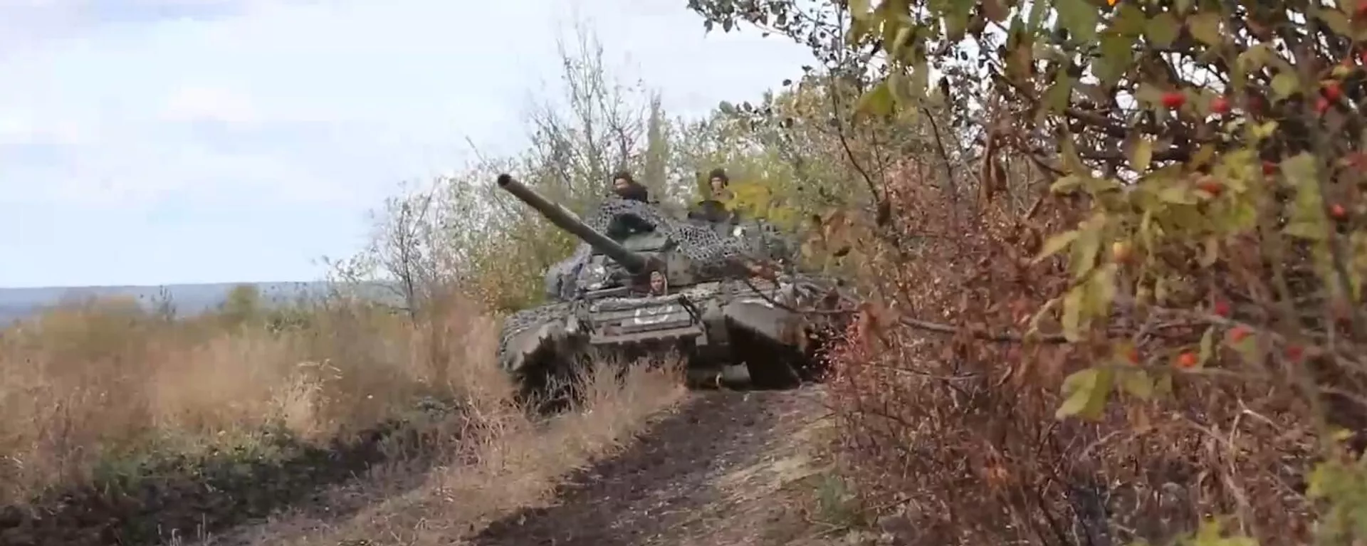 Russian T-80 battle tanks in action in Krasny Liman direction  - Sputnik भारत, 1920, 27.10.2023