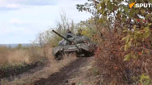 Russian T-80 battle tanks in action in Krasny Liman direction  - Sputnik India