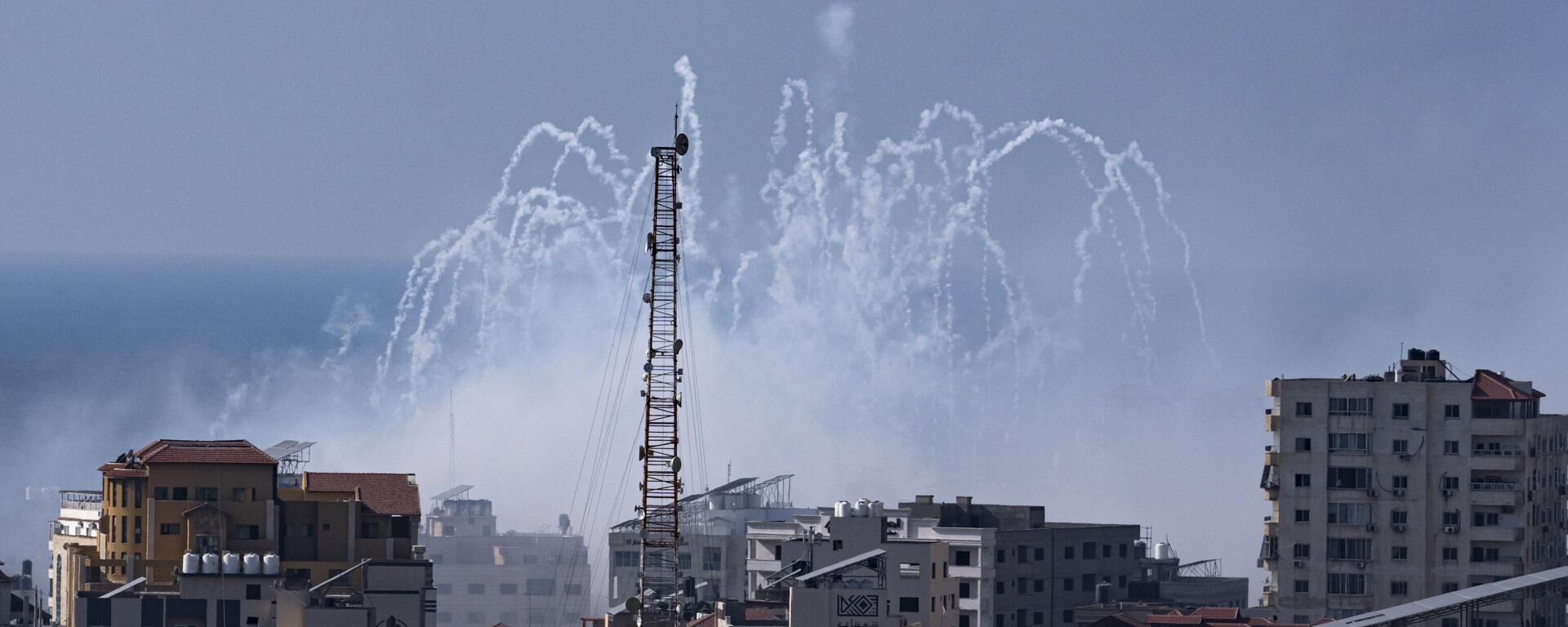 Smoke rises during an Israeli strike on Gaza City on October 11, 2023.  - Sputnik India, 1920, 27.10.2023
