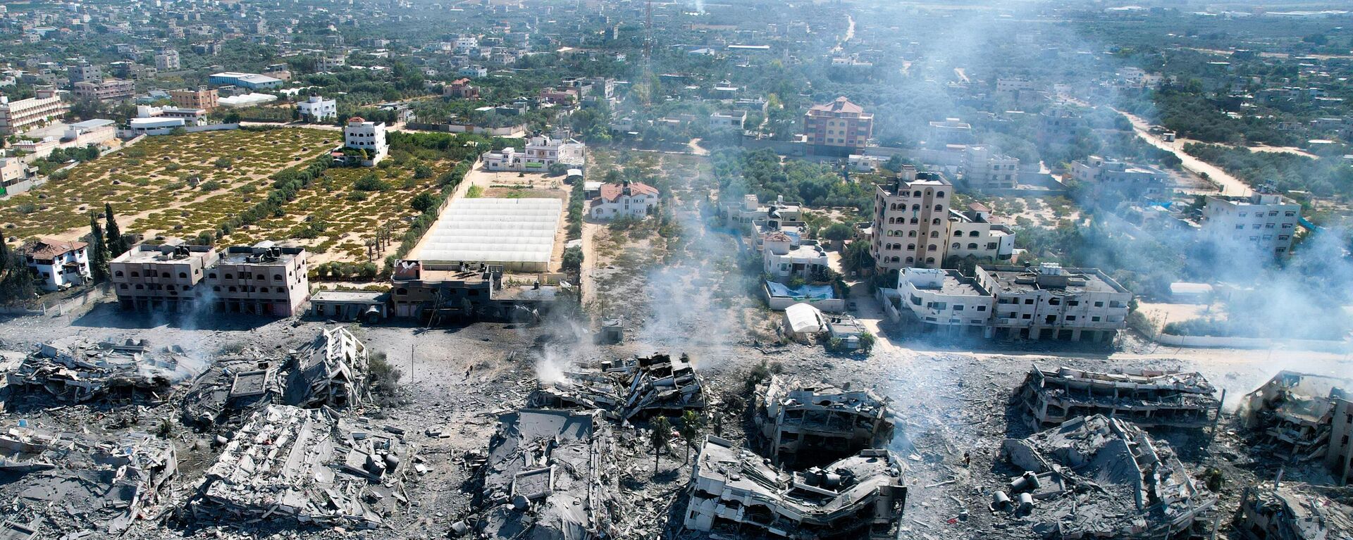 An aerial view shows destoyed buildings in al-Zahra south of Gaza City on October 20, 2023 following Israeli bombardment overnight amid ongoing battles between the IDF and the Palestinian group Hamas.  - Sputnik India, 1920, 06.11.2023