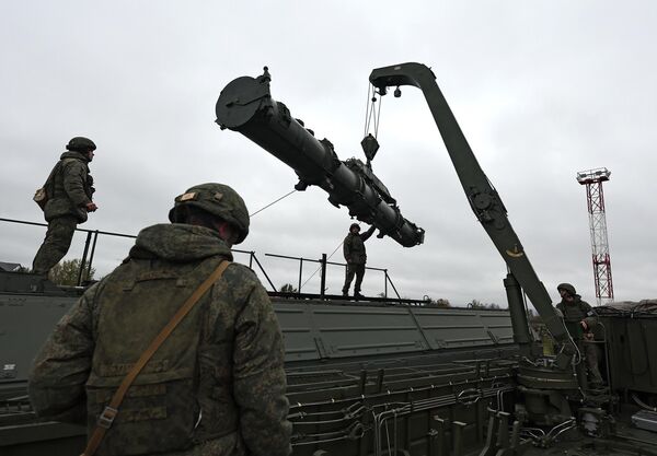 Baltic Fleet Army Corps combat crews load a cruise missile launcher from a transport truck. - Sputnik India