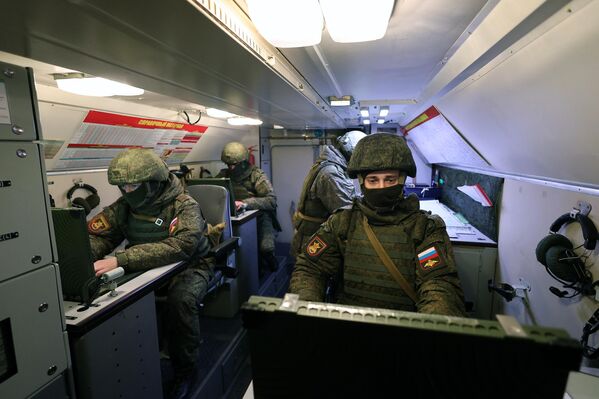Servicemen of the Baltic Fleet Army Corps in the command and staff vehicle during the Iskander-M operational-tactical missile systems electronic launch exercise. - Sputnik India