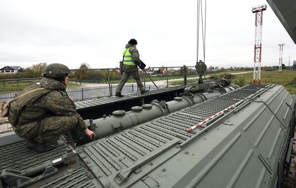 Battle crews of the Baltic Fleet Army Corps loading a launcher with cruise missiles - Sputnik India