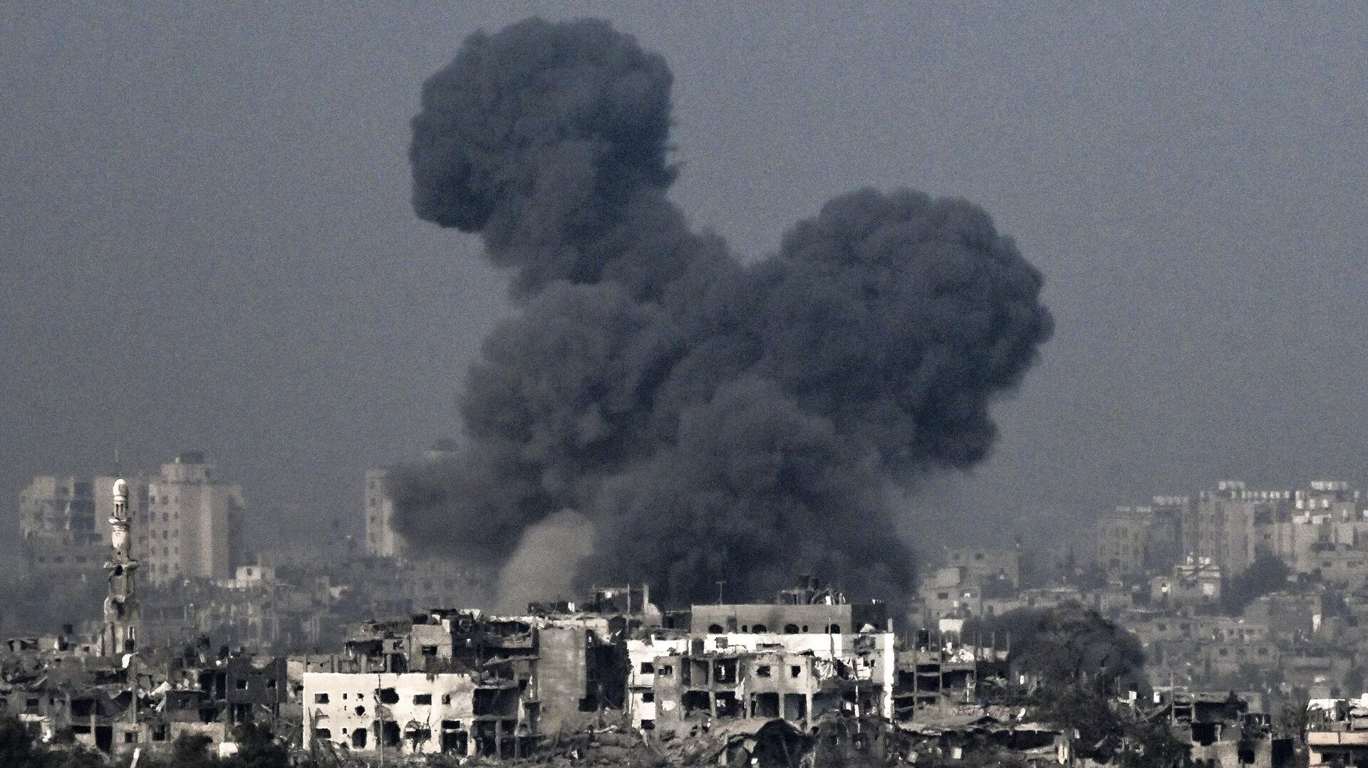 A picture taken from near the southern Israeli city of Sderot on October 28, 2023, shows smoke raising during an Israeli air strike in the northern Gaza Strip on October 28.  - Sputnik भारत, 1920, 31.10.2023