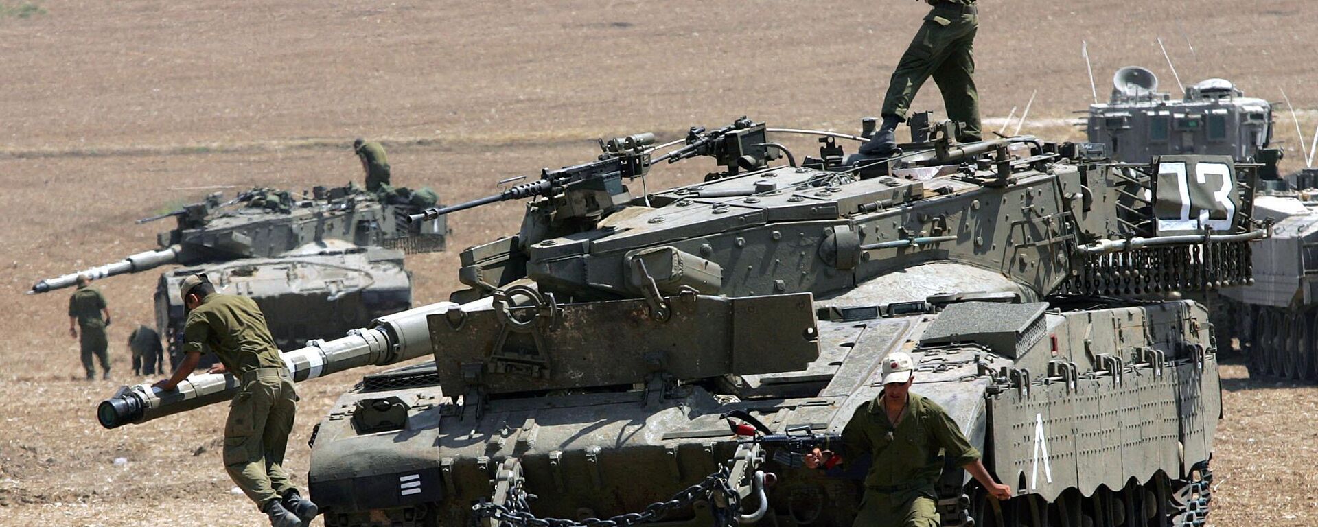 Israeli tanks are positioned near kibbutz Kfar Aza - Sputnik भारत, 1920, 31.10.2023
