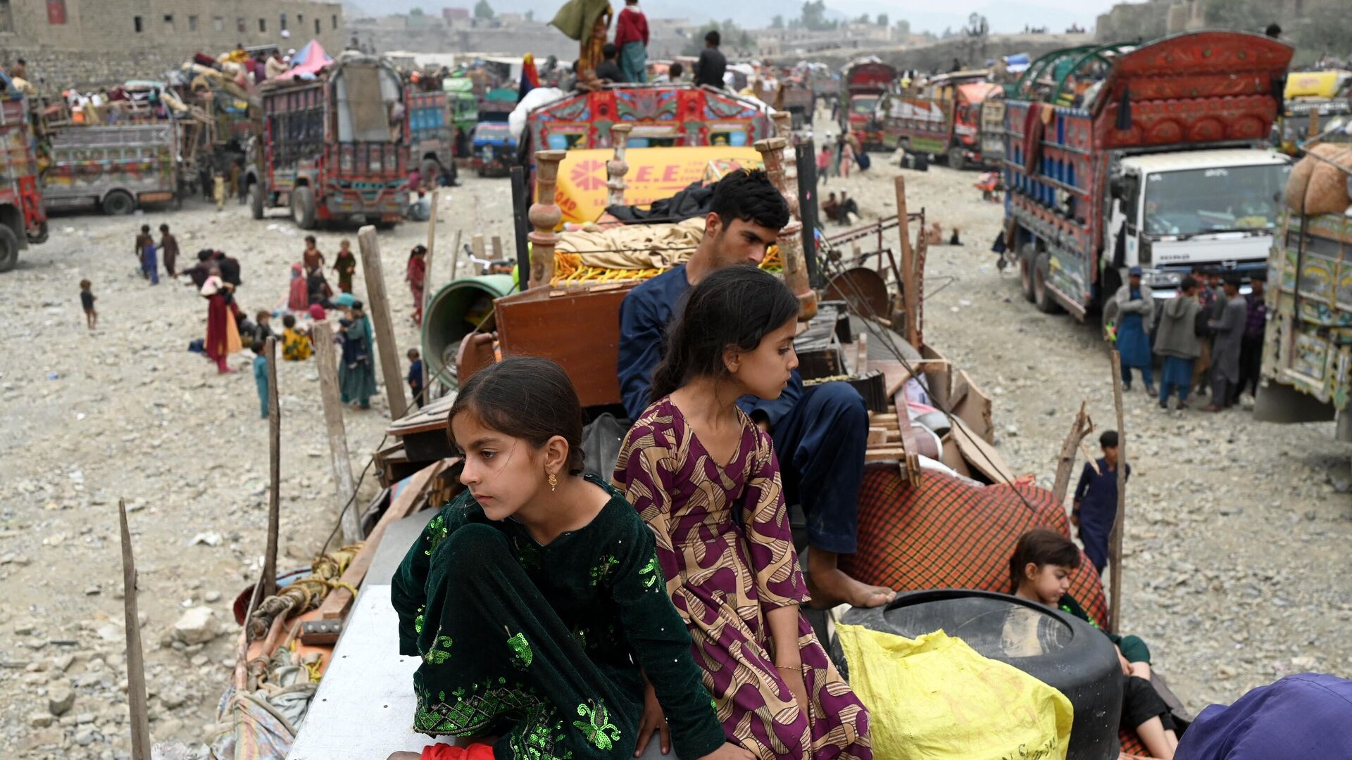 Afghan refugees arrive with their belongings on trucks from Pakistan at the Afghanistan-Pakistan Torkham border in Nangarhar province on November 1, 2023. Hundreds of thousands of Afghans living in Pakistan faced the threat of detention and deportation on November 1, as a government deadline for them to leave sparked a mass exodus. - Sputnik India, 1920, 16.11.2023