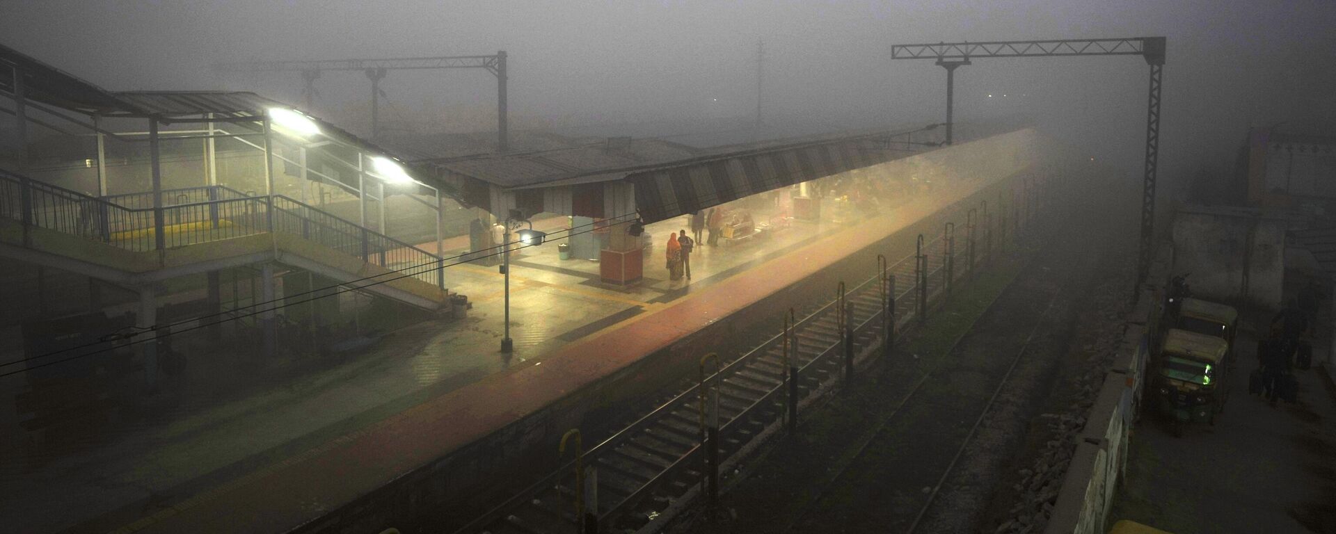 Passengers wait for their train amidst heavy morning fog, disrupting rail, road and air transport, in Varanasi, in the northern Indian state of Uttar Pradesh, Wednesday, Dec. 21, 2022. - Sputnik India, 1920, 01.11.2023