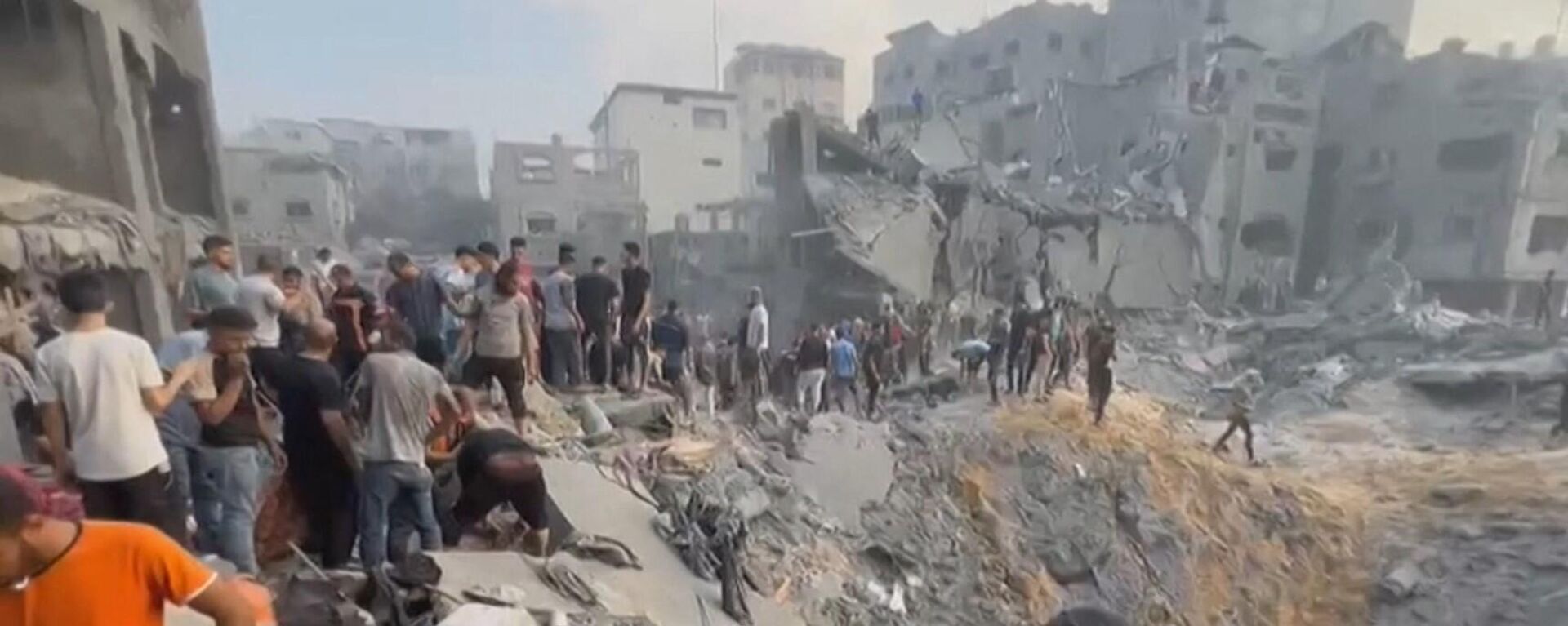 This image grab taken from AFPTV video footage shows Palestinians looking for survivors in a crater following a stike on the Jabaliya refugee camp in the northern Gaza Strip, on October 31, 2023. - Sputnik भारत, 1920, 02.11.2023