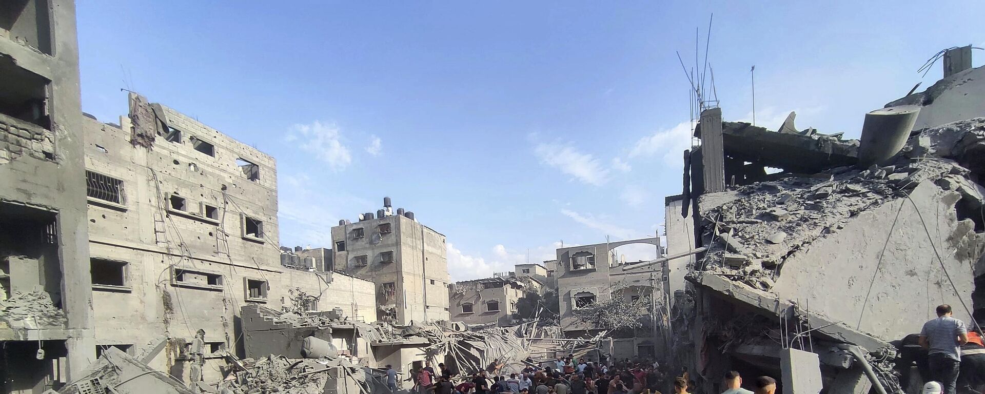 Palestinians inspect the damage of buildings destroyed by Israeli airstrikes on Jabaliya refugee camp on the outskirts of Gaza City, Tuesday, Oct. 31, 2023. - Sputnik भारत, 1920, 01.11.2023