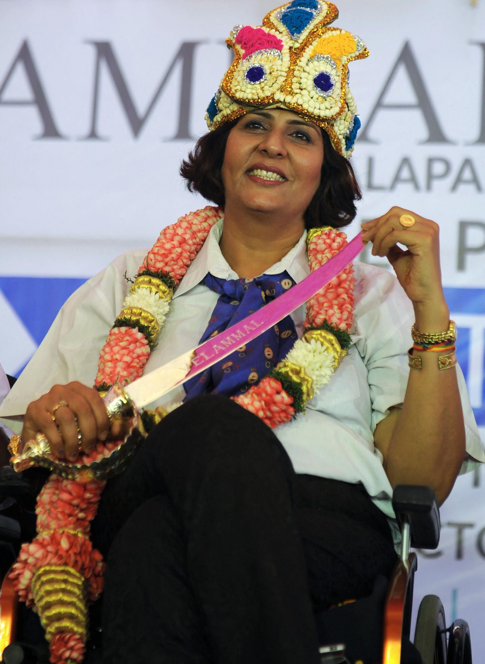 India's Rio Paralympic Games silver medalist Deepa Malik is garlanded with a crown and sword during a felicitation ceremony at a school in Chennai on October 27, 2016. - Sputnik India, 1920, 01.11.2023