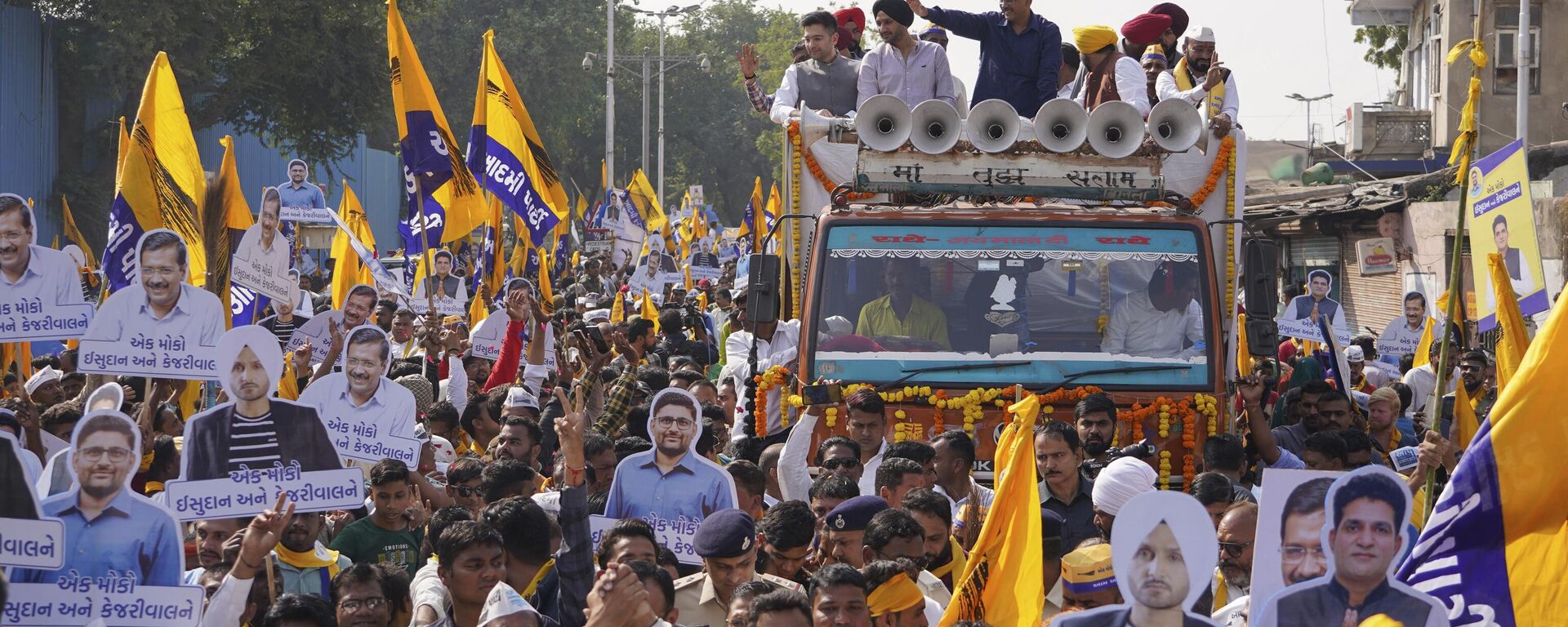 Aam Aadmi Party leader Arvind Kejriwal, waves from a truck as he campaigns for the Gujarat state elections in Ahmedabad, India, Thursday, Dec.1, 2022. - Sputnik India, 1920, 01.11.2023