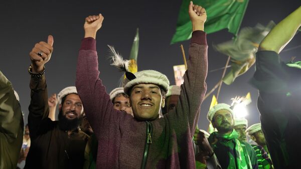 Supporters of Pakistan's former Prime Minister Nawaz Sharif attend a welcoming rally for their leaders in Lahore, Pakistan, Saturday, Oct. 21, 2023. - Sputnik India