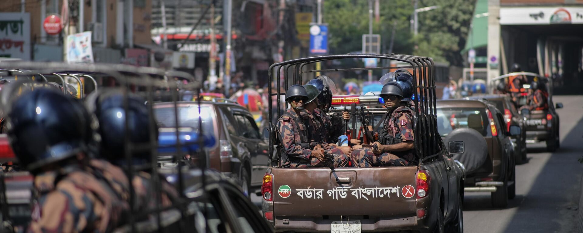 Border Guard Bangladesh (BGB) members patrol as part of enhanced security in the wake of protest by garment factory workers in Mirpur area in Dhaka, Bangladesh, Thursday, Nov.2, 2023. - Sputnik India, 1920, 02.11.2023