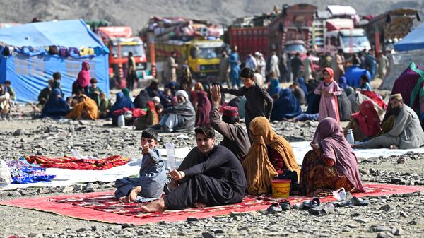 Afghan refugees rest at a makeshift camp upon their arrival from Pakistan, near the Afghanistan-Pakistan Torkham border in Nangarhar province on November 2, 2023. More than 165,000 Afghans have fled Pakistan in the month since its government ordered 1.7 million people to leave or face arrest and deportation, officials said on November 2.  - Sputnik भारत
