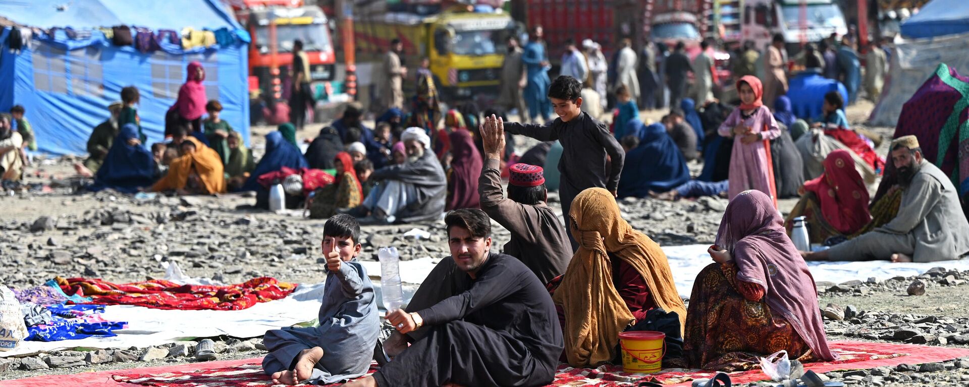Afghan refugees rest at a makeshift camp upon their arrival from Pakistan, near the Afghanistan-Pakistan Torkham border in Nangarhar province on November 2, 2023. More than 165,000 Afghans have fled Pakistan in the month since its government ordered 1.7 million people to leave or face arrest and deportation, officials said on November 2.  - Sputnik India, 1920, 14.11.2023