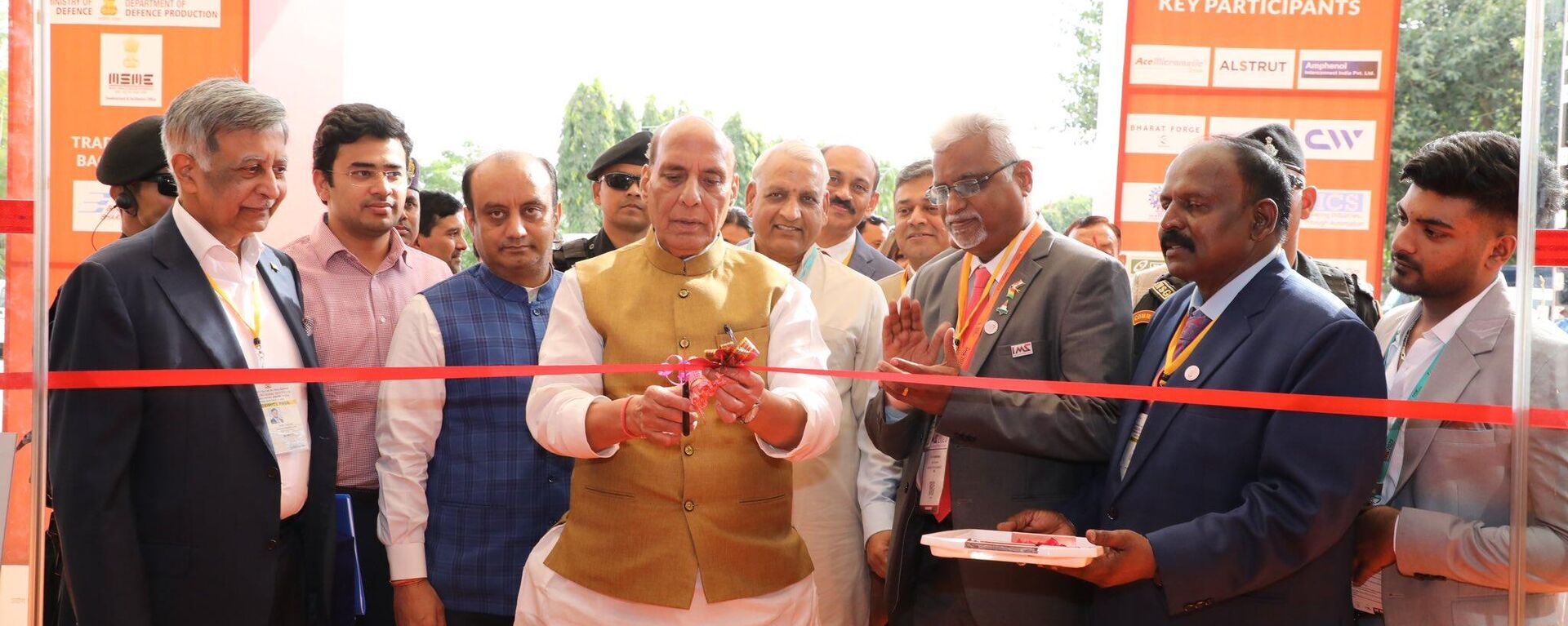 Defence Minister Rajnath Singh on the sidelines of the India Manufacturing Show in Bengaluru - Sputnik India, 1920, 02.11.2023